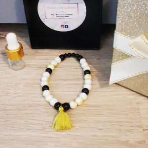 bracelet élastique pompon jaune fluo et perle blanche doré et perles en verre noir brillante