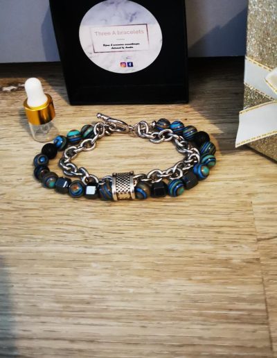 bracelet en acier inoxydable et perles jaune et bleu et perles de lave noir