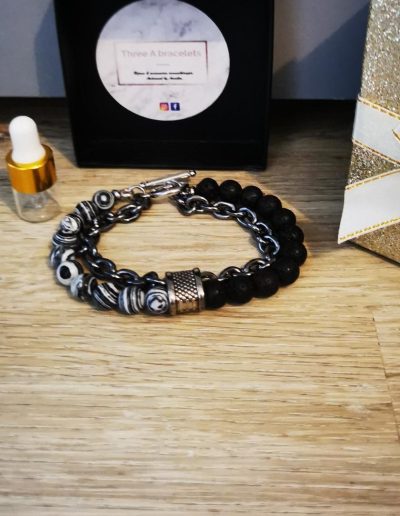 bracelet en acier inoxydable et perles noir et blanche et perles de lave noir