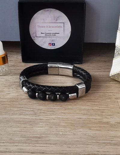 bracelet en céramique et simili cuir, perle de lave noir et separateur argenté en acier inoxydable