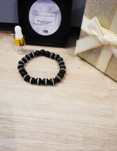 bracelet en perle noire et blanche et une pierre de lave 8mm