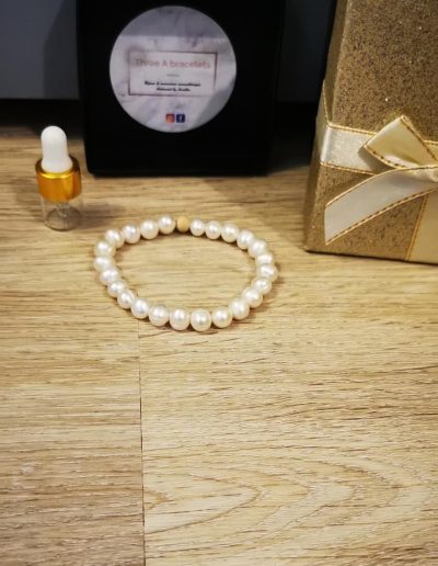 bracelet en perles d'eau douce 8mm et une perle de bois en cèdre 6mm