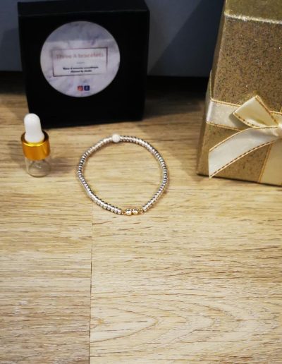bracelet en pierre hématite 4mm et 2strass en acier inoxydable et une perle de lave blanche 4mm