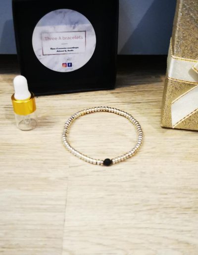bracelet en pierre hématite 4mm et une perle de lave noire 4mm