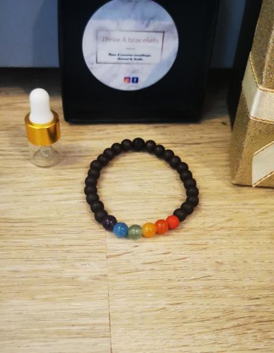 bracelet enfant arc en ciel et perles en verre noir mâte et une perle de lave noir 6mm