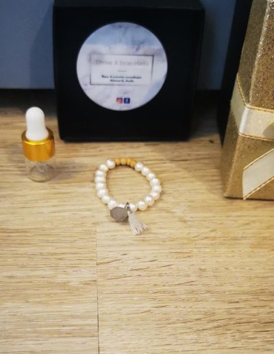 bracelet enfant en perles d'eau douce avec pompon et pastille argenté en acier inoxydable et perles en bois de cèdre 4mm