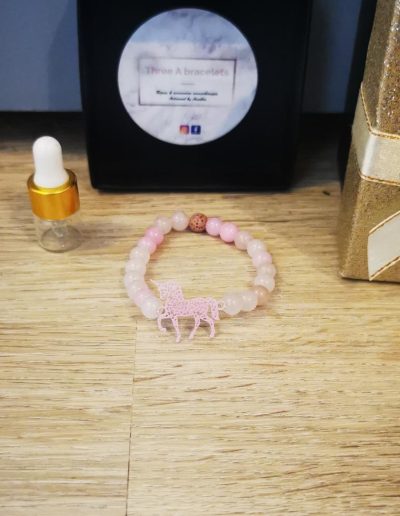 bracelet enfant licorne perles en jase rose et quartz rose, licorne rose claire en acier inoxydable et perle de lave rose 6mm