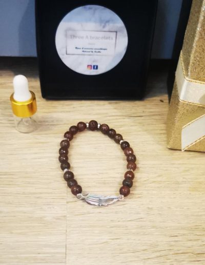 bracelet enfant perle marron glacé, séparateurs et plume argenté en acier inoxydable et perle de lave marron 6mm