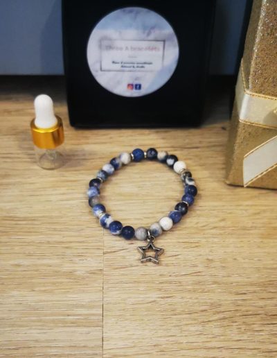 bracelet enfant perles bleu et blanche, séparateurs argenté et étoile en acier inoxydable argenté et perle de lave bleu foncé 6mm