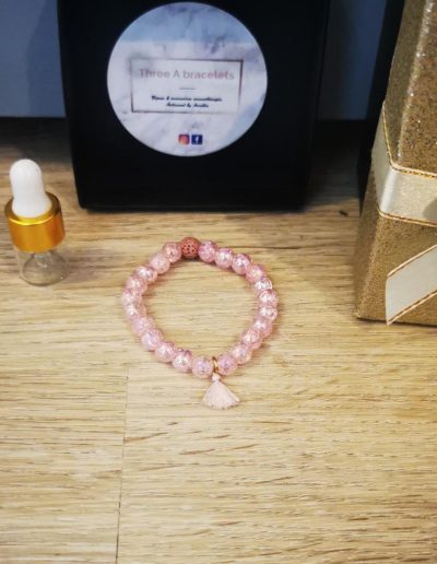 bracelet enfant perles de savon rose et pompon rose avec une perle de lave rose 6mm