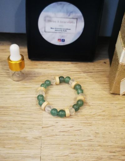 bracelet enfant perles en jade verte, perles en verre opaque et perle en bois de cèdre 6mm