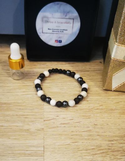 bracelet enfant perles en marbre blanc, perles en hématite grise, perles en verre noire mâte et perles de lave 4mm