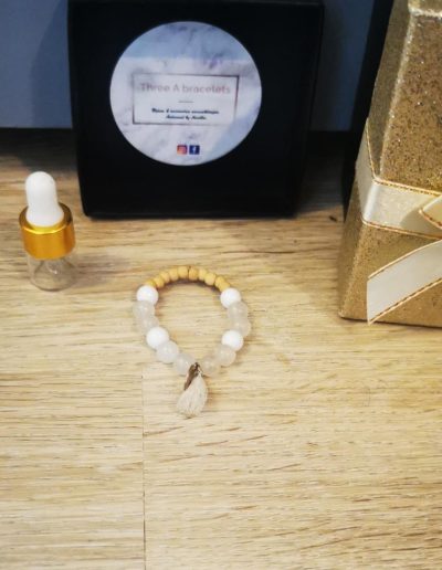 bracelet enfant perles en marbre blanc, perles en quartz rose 6mm, un pompon rose pale, une pastille argenté en acier inoxydable et perles en bois de cèdre 4mm