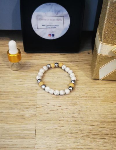 bracelet enfant perles en marbre gris et blanc, perles à facette argenté et perle en bois de cèdre 6mm