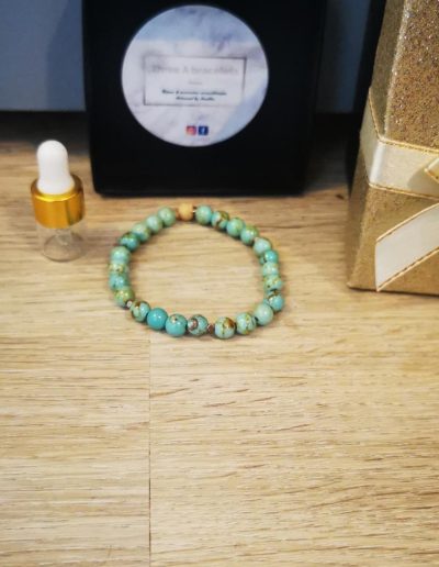 bracelet enfant perles en turquoise verte, séparation doré en acier inoxydable et perle en bois de cèdre 6mm
