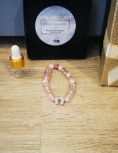 bracelet enfant perles en verre craquelé rose , perles rose en verre nuage rose, fer à cheval à strass argenté et perle de lave rose 6mm