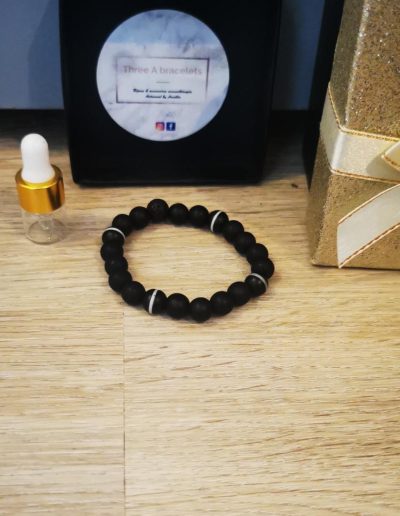 bracelet enfant perles en verre noire mâte 8mm, perles noire et blanche 8mm et une perle de lave noire 8mm