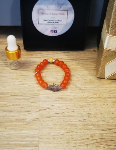 bracelet enfant perles en verre orange, main de fatma et séparateur argenté en acier inoxydable, perle en bois de cèdre 6mm