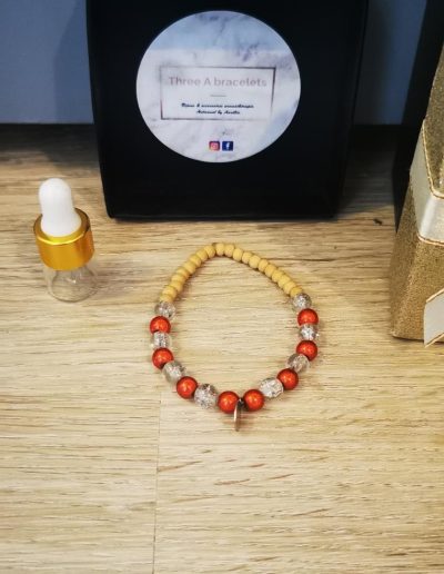 bracelet enfant perles en verre rouge brillante, perles en verre craquelé, une pastille argenté en acier inoxydable et perles en bois de cèdre 4mm