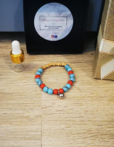 bracelet enfant perles en verre rouge mâte,perles turquoise, un grelot argenté en acier inoxydable et perles en bois de cèdre 4mm