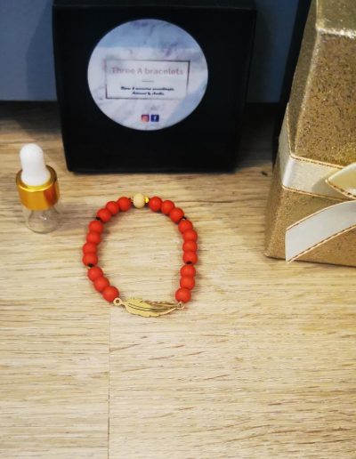 bracelet enfant perles rouge mâte, séparateurs et plume doré en acier inoxydable et une perle en bois de cèdre 6mm