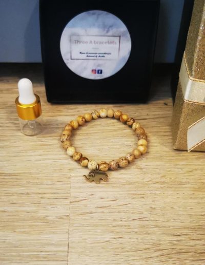 bracelet enfant perles terracota , un éléphant doré en acier inoxydable et perle en bois de cèdre 6mm