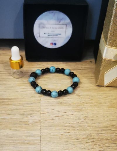 bracelet enfant perles turquoise 8mm, perles en verre noire brillante 6mm et une perle de lave noir 8mm