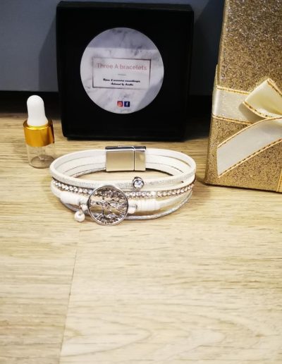bracelet femme simili blanc cuir avec fermoir en céramique et abre de vie argenté, strass et une perle de lave blanche 4mm