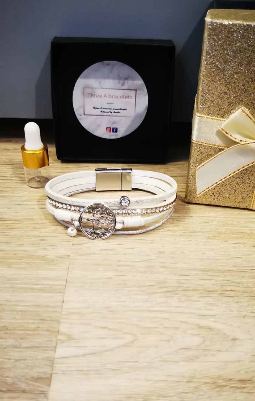bracelet femme simili blanc cuir avec fermoir en céramique et abre de vie argenté, strass et une perle de lave blanche 4mm