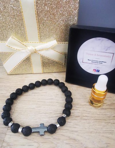 bracelet hématite et pierre de lave avec une croix plate