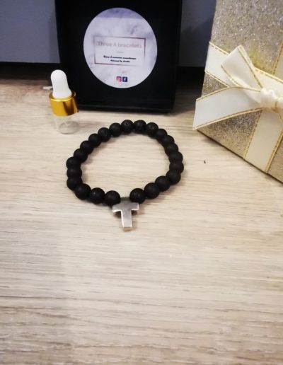bracelet homme élastique perle de lave noire et perles en verre noire mâte et une croix en acier inoxydable 8mm