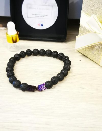 bracelet homme élastique perles de lave noire et flèche violette en acier inoxydable 8mm