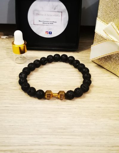 bracelet homme élastique perles de lave noire et un haltère doré 8mm