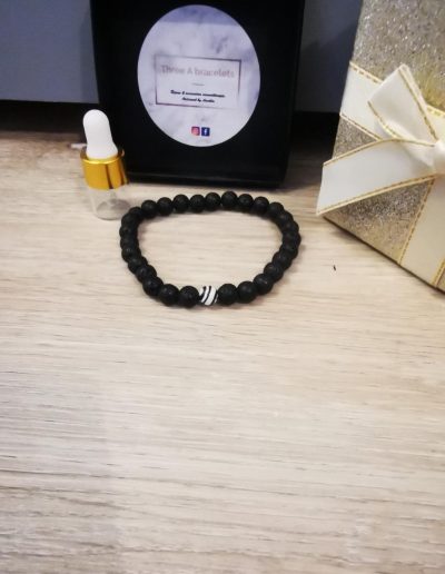 bracelet homme élastique perles de lave noire et une perle noire et blanche 6mm