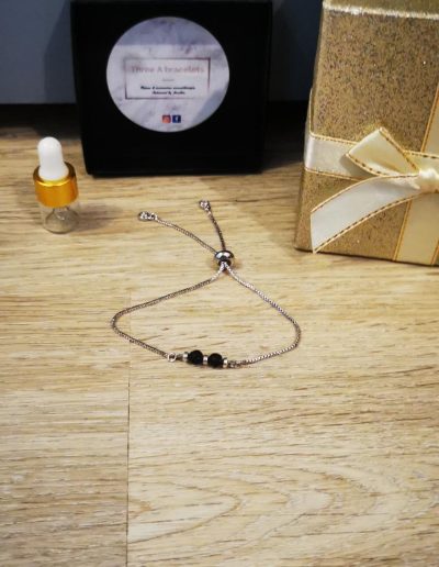bracelet mini chaine argenté en acier inoxydable et perles de lave noire 4mm