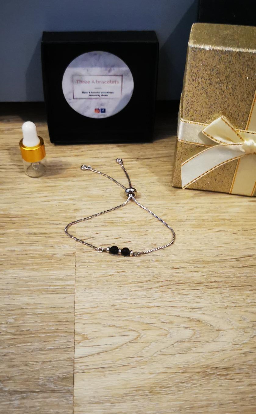 bracelet mini chaine argenté en acier inoxydable et perles de lave noire 4mm