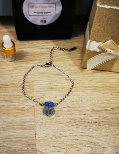 bracelet mini chaine argenté en acier inoxydable et signe astro argenté et perles de lave turquoise 4mm