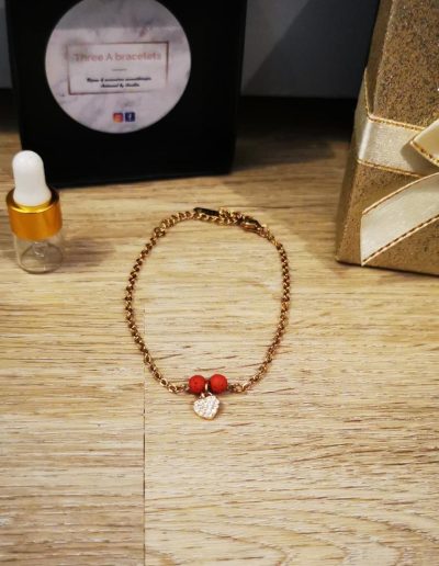 bracelet mini chaine doré en acier inoxydable et coeur à strass et perles de lave rouge 4mm