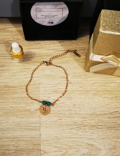 bracelet mini chaine doré en acier inoxydable et signe astro doré et perles de lave verte 4mm