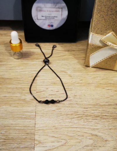 bracelet mini chaine noire en acier inoxydable et perles de lave noire 4mm
