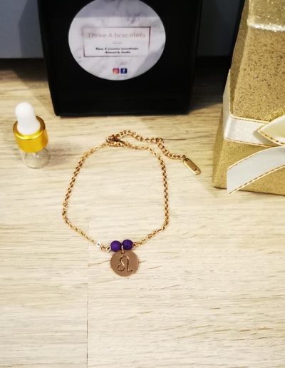bracelet mini chaine rose gold en acier inoxydable et signe astro rose gold et perles de lave violette 4mm