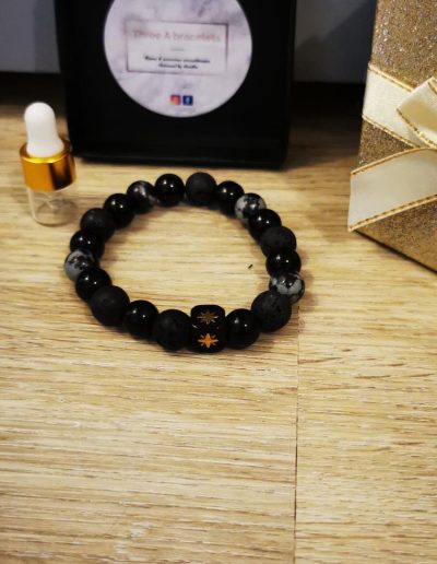 bracelet perle de lave noire et perle en verre brillante et perles de marbre gris foncé et une perle carré avec une étoile doré 8mm