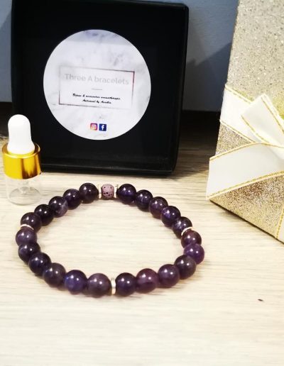 bracelet perles d'améthyste violette 8mm et séparation argenté en acier inoxydable et perle de lave violette 6mm