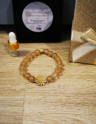 bracelet perles de citrines 8mm, séparateurs doré et feuille de bananier doré en acier inoxydable et perle de bois de cèdre 6mm