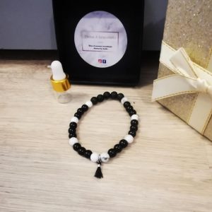 bracelet perles de verre noire brillante et perle en marbre blanche et grise et pompon noire 6mm