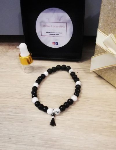 bracelet perles de verre noire brillante et perle en marbre blanche et grise et pompon noire 6mm