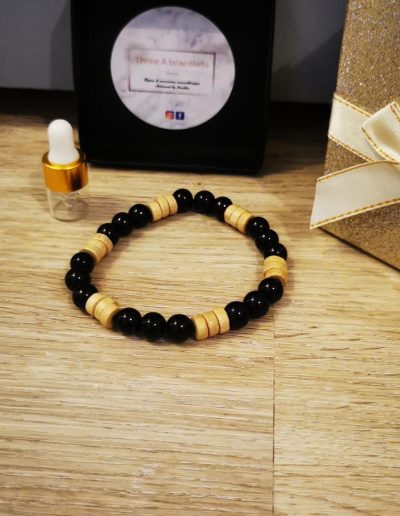 bracelet perles de verre noire brillante et perles en bois de cèdre 8mm
