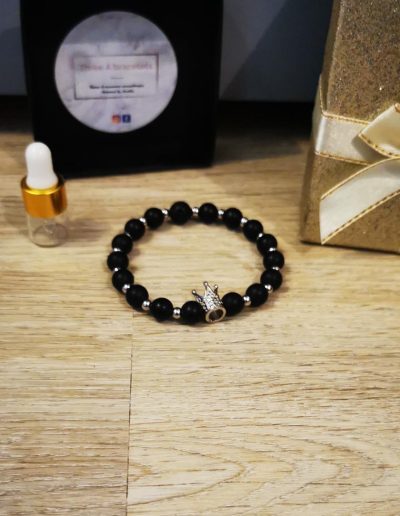 bracelet perles de verre noire mâte 8mm , séparateur en acier inoxydable argenté et une couronne à strass argenté en acier inoxydable