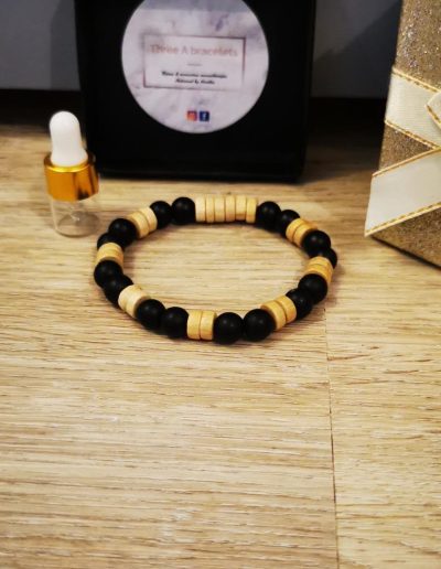 bracelet perles de verre noire mâte et perles en bois de cèdre 8mm