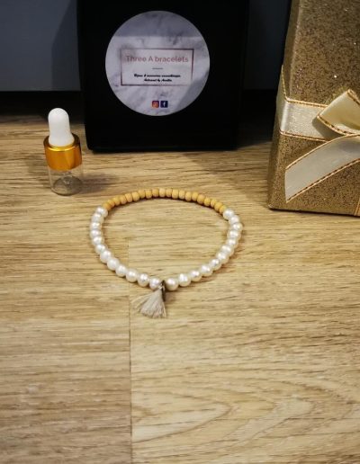 bracelet perles d'eau douce 6mm avec pompon blanc et pastille argenté et perles en bois de cèdre 4mm